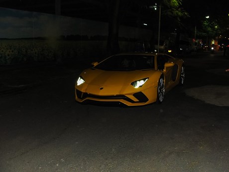 Lamborghini Aventador S tại Việt Nam mang màu sơn vàng Giallo cùng nội thất đen với những chi tiết vàng.