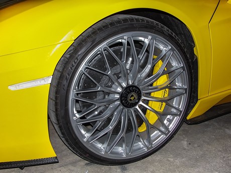 Aventador S là phiên bản nâng cấp của Aventador LP700-4 với nhiều thay đổi từ động cơ đến ngoại hình.