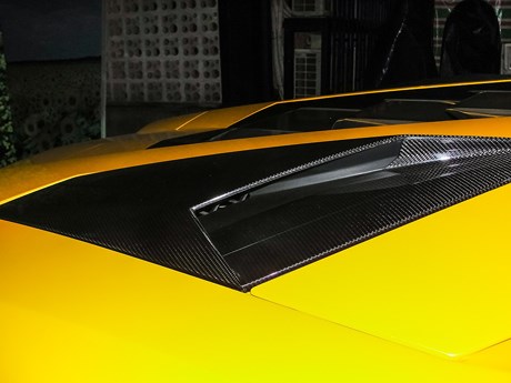 Hốc hút gió bên hông được mở rộng giống bản SV