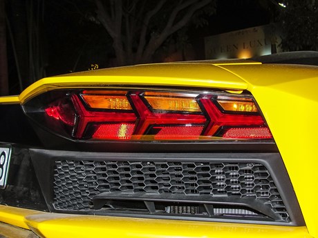 Cụm đèn hậu LED phong cách chiến đấu cơ.