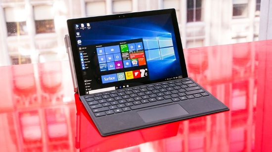 Phiên bản thấp nhất của Surface Pro 2017 có giá 800 USD và cao nhất lên tới 2.700 USD sẽ có vi xử lý Intel Core i7, RAM 16GB và ổ SSD 1TB. Giá trên sẽ không bao gồm bàn phím và bút stylus.