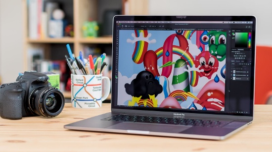 Apple MacBook Pro 15 và MacBook Pro 13: MacBook Pro của Apple từ lâu đã trở thành sự lựa chọn yêu thích của các nhiếp ảnh gia chuyên nghiệp. Phần lớn là do thiết bị có thiết kế sang trọng, cấu hình phần cứng mạnh, nhỏ gọn và trọng lượng nhẹ, rất phù hợp để mang theo bên mình.
