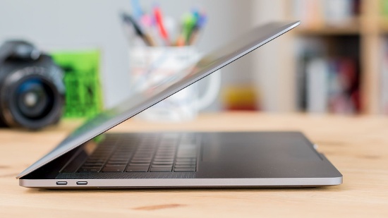 MacBook Pro 13 màn hình Retina hiện tại có giá khởi điểm 1.500 USD, trong khi MacBook Pro 15 có giá khởi điểm lên tới 2.400 USD. Như thường lệ, các nhiếp ảnh gia sẽ quan tâm đến cấu hình cấp cao hơn với mức giá là 2.000 USD và 2.800 USD tương ứng. 