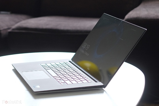 Mặc dù Dell XPS 15 Touch (2017) có màn hình cảm ứng nhưng không hỗ trợ bút stylus, ngoài ra với màn hình 4K và GPU rời chắc chắn thời lượng pin ngắn sẽ là điều mà người dùng cần phải quan tâm. Thiết bị có rất nhiều cổng, bao gồm HDMI, USB 3.0, Thunderbolt và khe cắm thẻ nhớ SD.