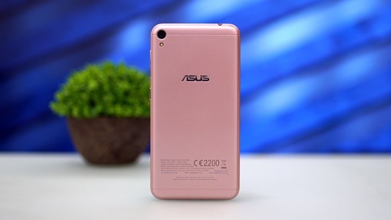 Hơi tiếc, thiết kế vỏ nhựa giả kim loại trên Asus ZenFone Live đã làm giảm đi phần nào giá trị của thiết bị, nhưng kiểu dáng nhỏ gọn với màu sắc trẻ trung lại khá phù hợp với các bạn nữ. 