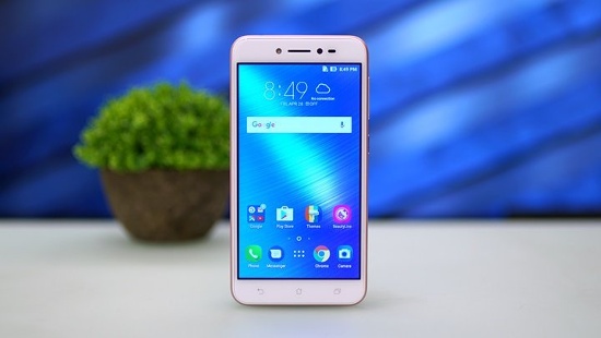 Asus ZenFone Live có màn hình 5.0 inch độ phân giải HD, sử dụng chip Snapdragon 410, 2GB RAM, 16GB bộ nhớ trong và hỗ trợ thẻ nhớ gắn ngoài tối đa 256GB. Thiết bị được cài sẵn Android 6.0 cùng thỏi pin 2650 mAh và hỗ trợ 2 SIM.