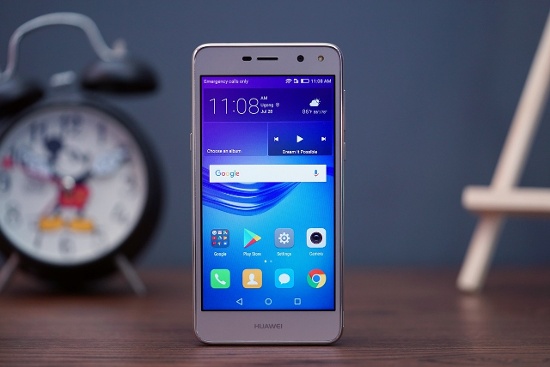 Huawei Y5 2017: Thuộc phân khúc tầm trung nên Huawei Y5 2017 có thiết kế khá phổ thông, nhìn không được bắt mắt và viền màn hình khá dày. 