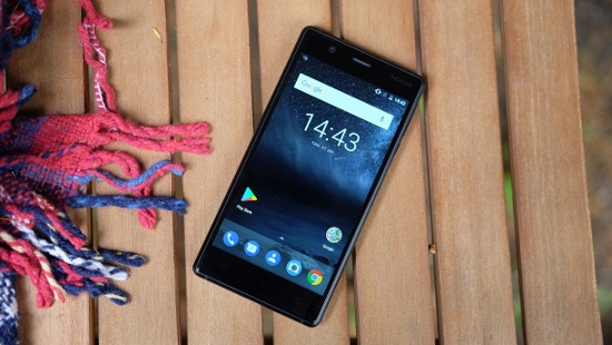 Nokia 3: So với Asus ZenFone Live và Huawei Y5 2017 thì Nokia 3 có thiết kế hoàn thiện tốt hơn nhờ khung nhôm cứng cáp với các cạnh được bo tròn, mặt lưng bằng nhựa polycarbonate cùng mặt kính cong 2.5D cho cảm giác vuốt chạm mượt mà.
