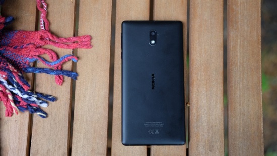 Cả hai camera của Nokia 3 đều có độ phân giải 8 megapixel và đều sử dụng ống kính khẩu độ f/2.0, tuy nhiên ứng dụng camera không có nhiều chế độ chụp nhưng bù lại chất lượng ảnh khá ổn. 