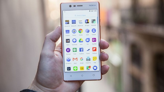 Tương tự các mẫu smartphone khác trong danh sách, Nokia 3 đi kèm màn hình 5 inch độ phân giải HD, đi kèm chip MediaTek 6737, RAM 2GB, bộ nhớ trong 16GB hỗ trợ khe cắm thẻ microSD 256GB, chạy Android 7.0 Nougat và pin dung lượng 2.630 mAh.