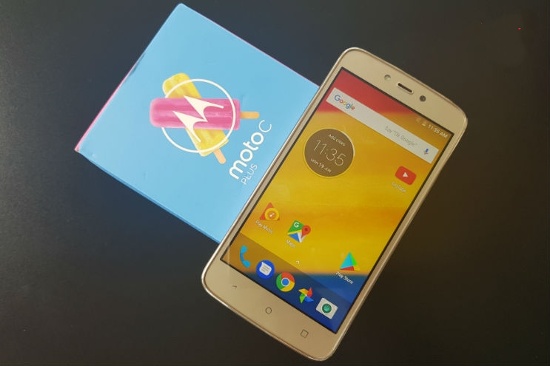 Motorola Moto C Plus: Tương tự các mẫu smartphone giá rẻ trong danh sách, Moto C Plus sở hữu thiết kế vỏ nhựa với mặt lưng bo cong đều các góc máy, các cạnh được vát cong nhằm ôm gọn hơn lòng bàn tay của người dùng. 