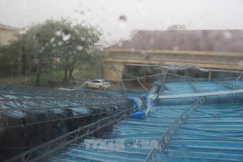 Mái che sân tập thể dục, quốc phòng của một trường học tại thành phố Nha Trang bị sập. Ảnh: Phan Sáu -TTXVN
