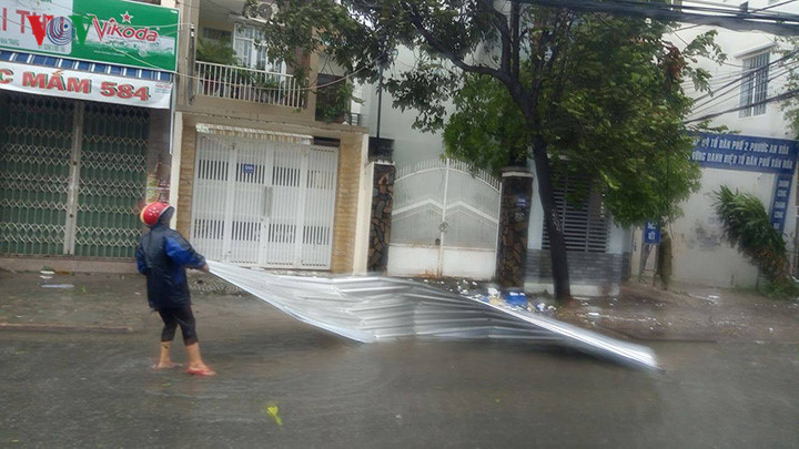 Hiện gió vẫn còn giật mạnh, hệ thống thông tin liên lạc gián đoạn, xe cộ ngừng lưu thông.