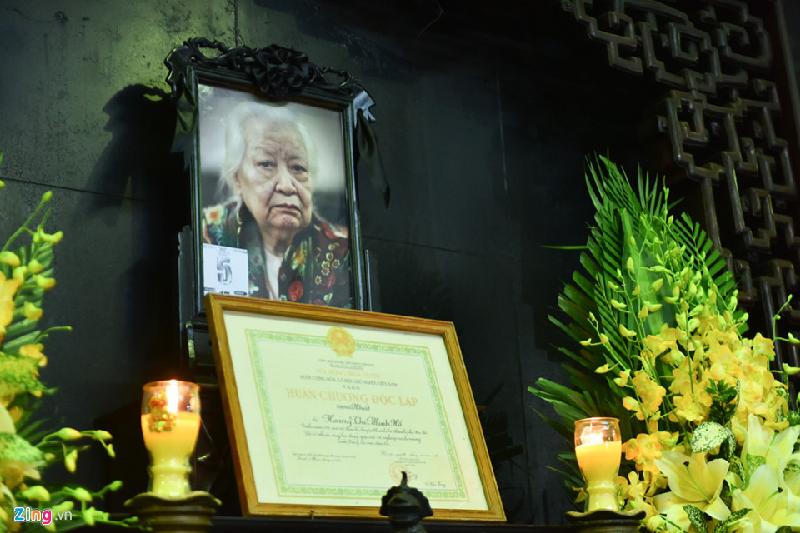 Lãnh đạo, người thân tiễn đưa cụ Hoàng Thị Minh Hồ hình ảnh 2 Cụ Hoàng Thị Minh Hồ sinh năm 1914, từ trần ngày 5/11, hưởng thọ 104 tuổi. Cụ Minh Hồ nguyên là Ủy viên Ủy ban Trung ương MTTQ Việt Nam, nguyên Ủy viên BCH Hội Liên hiệp phụ nữ Hà Nội.