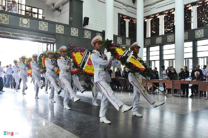 Lãnh đạo, người thân tiễn đưa cụ Hoàng Thị Minh Hồ hình ảnh 3 Tổng bí thư Nguyễn Phú Trọng, Chủ tịch nước Trần Đại Quang, Chủ tịch Quốc hội Nguyễn Thị Kim Ngân và Thủ tướng Nguyễn Xuân Phúc đã gửi vòng hoa viếng.