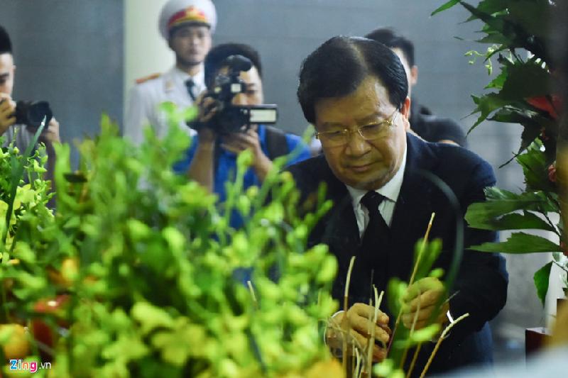 Lãnh đạo, người thân tiễn đưa cụ Hoàng Thị Minh Hồ hình ảnh 5 Tới viếng, chia sẻ với gia đình cụ Hoàng Thị Minh Hồ, Phó thủ tướng Trịnh Đình Dũng viết: