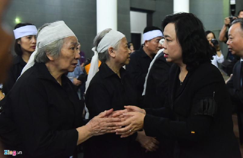 Lãnh đạo, người thân tiễn đưa cụ Hoàng Thị Minh Hồ hình ảnh 6 Phó bí thư Hà Nội Ngô Thị Thanh Hằng chia buồn cùng gia quyến.