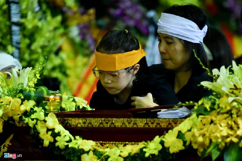 Lãnh đạo, người thân tiễn đưa cụ Hoàng Thị Minh Hồ hình ảnh 10 Con cháu nhìn mặt cụ Hoàng Thị Minh Hồ lần cuối, trước khi linh cữu được đưa lên xe tang.