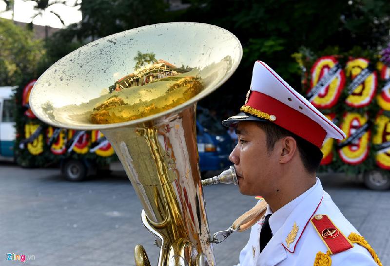 Lãnh đạo, người thân tiễn đưa cụ Hoàng Thị Minh Hồ hình ảnh 14 Cảnh quân nhạc tiễn đưa cụ Hoàng Thị Minh Hồ.
