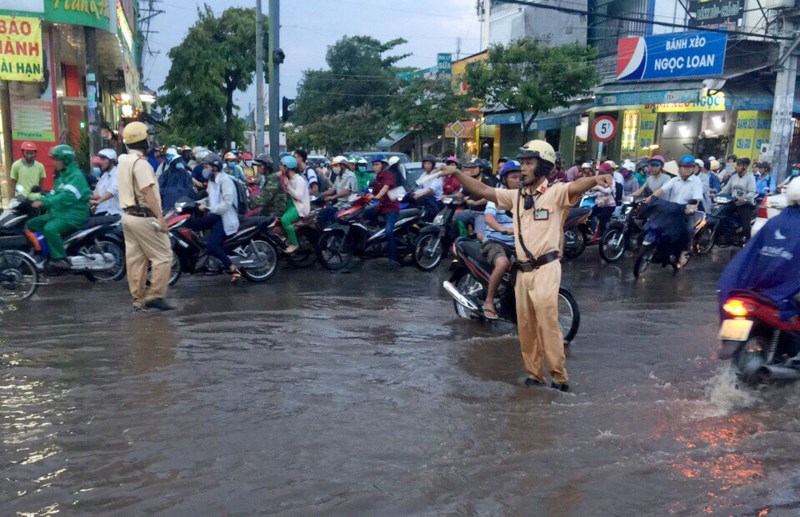 CSGT quận 12 giúp dân 'cứu' xe chết máy qua điểm ngập