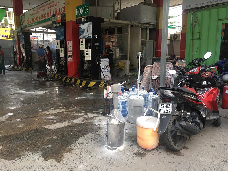 Cửa hàng xăng dầu bốc cháy, dân hốt hoảng tháo chạy