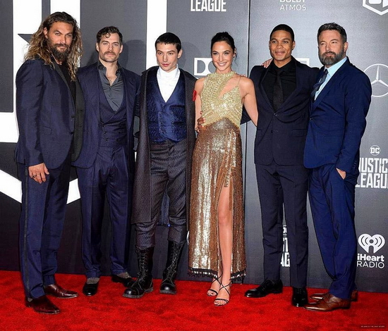 Từ trái sang phải: Jason Momoa, Henry Cavill, Ezra Miller, Gal Gadot, Ray Fisher và Ben Affleck