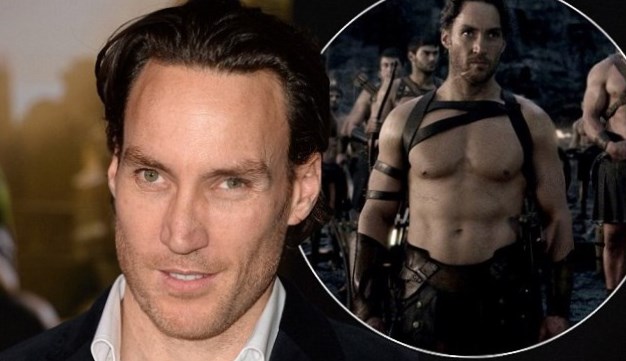 5.    Callan Mulvey:    Sở hữu chiều cao 1m88, Callan Mulvey hiện đang là diễn viên sáng giá. Anh sinh năm 1975 tại New Zealand và chuyển tới Úc sinh sống từ năm lên 8. Năm 2004, sau khi tham gia vào bộ phim Thunderstruck, một vụ tai nạn xa hơi đã xảy ra, cướp đi thị lực một bên mắt của nam tài tử. Cho tới bây giờ, Mulvey vẫn phải chịu đựng những cơn đau đầu – di chứng để lại của vụ tại nạn năm ấy.  Tuy vậy, Mulvey vẫn luôn nỗ lực làm việc và ghi tên mình vào những dự án điện ảnh tầm cỡ như: Warcraft, Batman v Superman: Dawn of Justice, Captain America: Winter Soldier, 300: Rise of an Empire… Tháng 12 này, anh sẽ tái xuất màn ảnh rộng với bộ phim Vùng Trời Diệt Vong.
