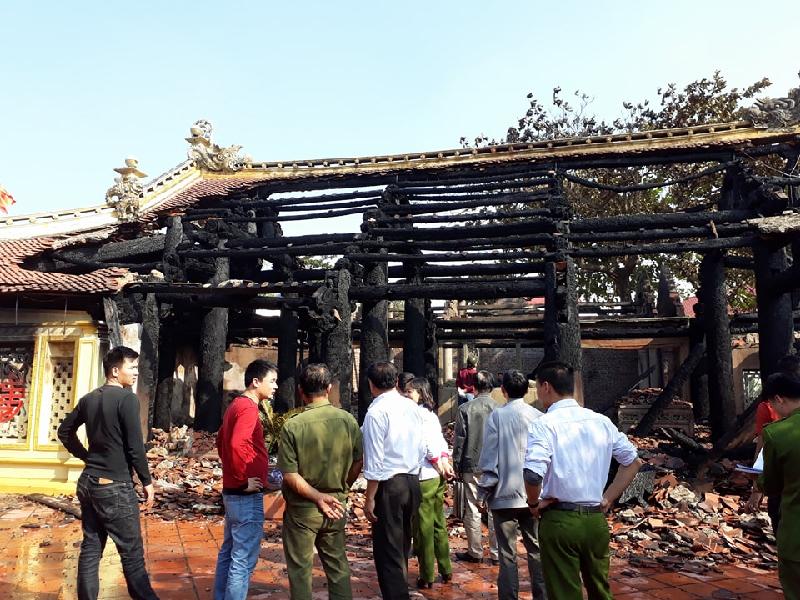 {title} Cơ quan công an khám nghiệm hiện trường tìm nguyên nhân hoả hoạn