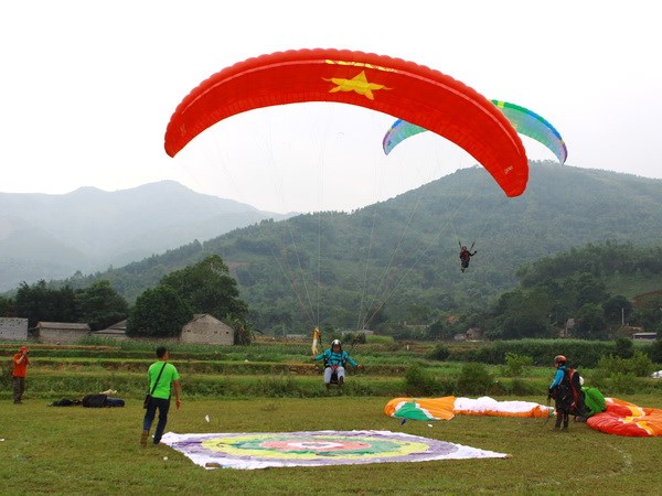 Giải dù lượn Việt Nam mở rộng lần đầu tiên được tổ chức tại Hà Nội