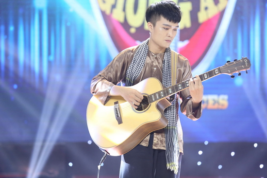 Đến với vòng 2 - Siêu diễn, những giọng ca bí ẩn biểu diễn hát nhép miệng trực tiếp trên sân khấu để các khách mời dự đoán. Giọng ca bí ẩn số 2 nhép Happy Ending của Erik một cách hoàn hảo khiến Đức Phúc phấn khích, cho biết giữ chàng trai đến vòng cuối. Thu Trang nghi ngờ thí sinh đang diễn vì nhép rất hời hợt y như video trước. 