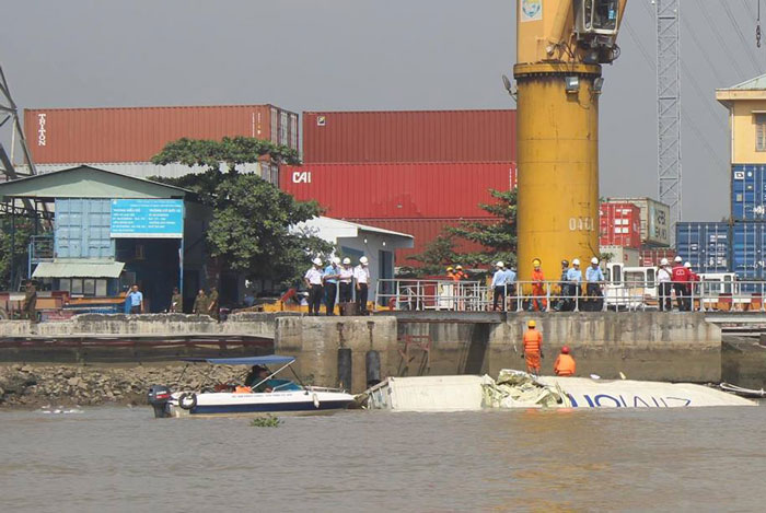 Thùng container bị rơi xuống sông, trôi dạt vào bờ cảng Cát Lái