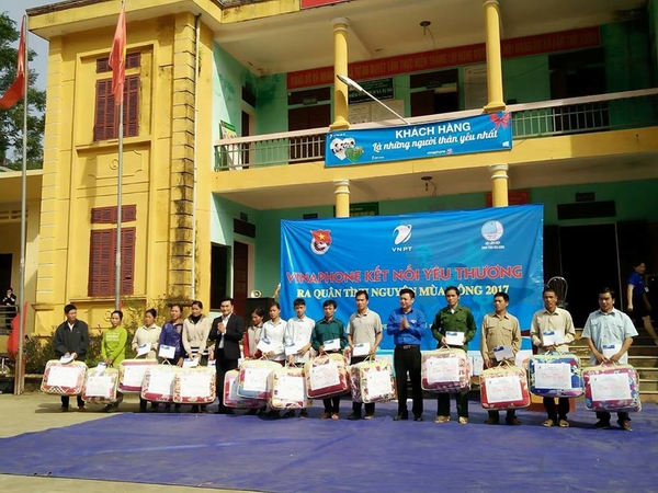 Ông Nguyễn Đồng Long –Phó chủ tịch công đoàn Tổng Công ty Dịch vụ viễn thông và ông Hoàng Xuân Giao - Bí thư Tỉnh đoàn, Chủ tịch Hội LHTN Việt Nam tỉnh Hòa Bình, trao tặng 20 hộ gia đình những phần quà hỗ trợ là tiền mặt và chăn ấm.