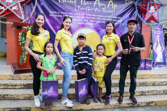 Cũng trong chiều ngày 30/9/2017, đoàn đã đến tổ chức chương trình Vui trung thu và trao hơn 200 phần quà gồm bánh kẹo, sách vở…cho các bé trường tiểu học Bình Hòa Nam, Long An cùng 100 xuất học bổng cho các bé học sinh hiếu học có hoàn cảnh khó khăn của trường.