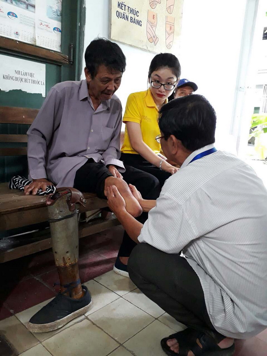 Ngoài ra BTC và các thí sinh còn tiến hành trao tặng hơn 40 xuất quà tặng bao gồm: sữa, bánh, trái cây cho các bệnh nhân nghèo đang phải nằm điều trị tại trung tâm Chấn thương chỉnh hình – phục hồi chức năng tại TP.HCM.