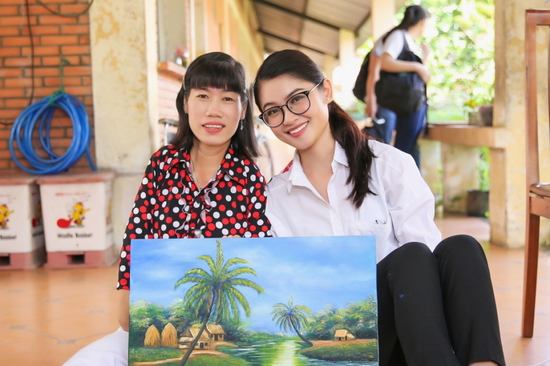 Trước đó, Thuỳ Dung và ê-kíp đã xuống tận Trung tâm Dạy nghề cho người khuyết tật và trẻ mồ côi TP.HCM, thăm hỏi bà chia sẻ những khó khăn trong cuộc sống với các học viên đang sinh sống, học tập tại đây. 