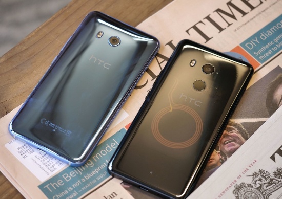 Trong khi đó, HTC U11 Plus cũng có kiểu dáng tương tự như U11, tuy nhiên mặt lưng của thiết bị bằng kính mờ cho phép người dùng có thể xem được cấu trúc phần cứng bên trong và đây là điều khá thú vị.