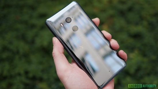 Mặc dù đều có khả năng chống bụi và chống nước, nhưng HTC U11 Plus đạt chuẩn IP68, trong khi U11 chỉ là IP67. Nhưng tính năng bóp cạnh viền thì hoàn toàn tương tự nhau.  