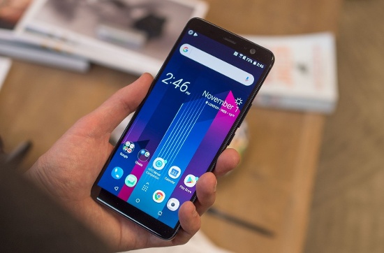 HTC U11 Plus lớn hơn với màn hình 6 inch nhưng cùng độ phân giải, mật độ điểm ảnh như HTC U11. Tuy nhiên màn hình của U11 Plus sử dụng tỷ lệ 18: 9 với phần viền rất mỏng, đây cũng là xu hướng thiết kế chung trên smartphone hiện nay nhằm mang đến nhiều không gian hiển thị hơn ở mặt trước. 