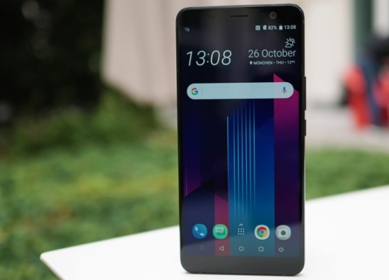 Đáng tiếc trong khi các smartphone cao cấp như LG V30, Google Pixel 2 XL đã chuyển sang tấm nền OLED thì HTC U11 Plus vẫn gắn bó với màn hình LCD, nhưng sử dụng tấm nền mới hơn Super LCD 6 so với người tiền nhiệm.