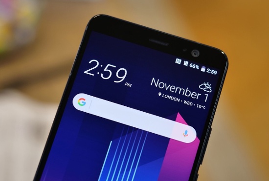 Giống như HTC U11, màn hình hiển thị trên U11 Plus cũng được bảo vệ bằng kính Corning Gorilla Glass 5 và tất nhiên cũng tương thích hơi HDR10.