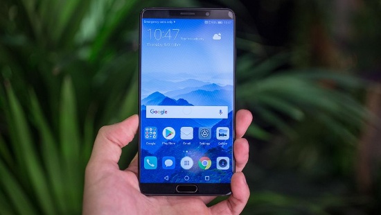 Mặt trước của cả Mate 10 và Mate 10 Pro đều rất ấn tượng với viền màn hình rất mỏng, tuy nhiên trên Mate 10 thì vẫn còn phím cứng home tích hợp cảm biến vân tay.