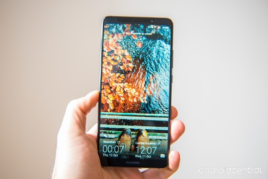 Nhưng trên Mate 10 Pro phím cứng home được lược bỏ và cảm biến vân tay được chuyển ra mặt sau. Tính năng chống nước và chống bụi cũng đã được Huawei trang bị cho Mate 10 và Mate 10 Pro với chuẩn IP53 và IP67 tương ứng.