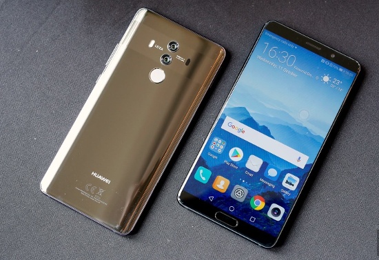 Ngược lại Mate 10 chỉ sở hữu màn hình LCD tỉ lệ 16:9 truyền thống với kích thước 5,9 inch. Màn hình của máy cũng có viền trái và phải rất mỏng như Mate 10 Pro, nhưng tích hợp phím cứng home ở mặt trước, nên viền bezel ở mép trên và mép dưới dày hơn một chút, vì vậy kích thước của Mate 10 lớn hơn một chút so với Mate 10 Pro. 