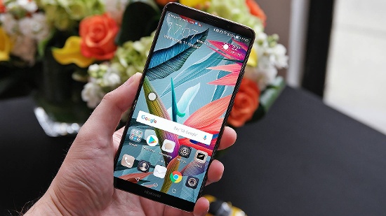 Đặc biệt trên con chip mới của Huawei còn được tích hợp trí thông minh nhân tạo được gọi là Neural Processing Unit – NPU (tương tự Neural Engine trên chip A11 Bionic), giúp Mate 10 và Mate 10 Pro học hỏi và phán đoán thói quen người dùng để tối ưu hiệu năng.