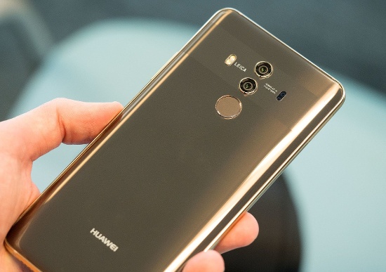 Huawei Mate 10 có bộ nhớ trong 64GB hỗ trợ khe cắm thẻ nhớ microSD, tích hợp cổng USB-C và giắc cắm tai nghe 3.5mm. Nhưng Mate 10 Pro có bộ nhớ trong lên tới 128GB, cổng USB-C, tuy nhiên sẽ không có khe cắm thẻ nhớ microSD mở rộng và không có giắc cắm tai nghe.