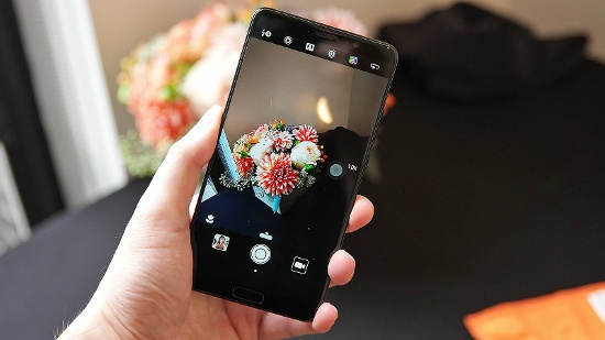 Camera kép trên Mate 10 và Mate 10 Pro mang thương hiệu Leica (Huawei hợp tác phát triển cùng Leica) gồm một camera màu thông thường 12 megapixel và một camera đen trắng 20 megapixel. Nhưng cả hai camera đều cùng khẩu độ f/1.6, riêng camera màu được trang bị tính năng chống rung quang học (OIS).