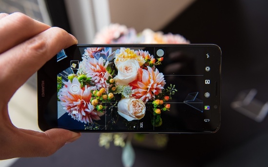 Cả hai camera trên Mate 10 và Mate 10 Pro còn được tích hợp hệ thống lấy nét lai Hybrid 4 trong 1 với khả năng tự động lấy nét nhanh, khả năng nhận diện cảnh đã được tăng cường nhờ trí thông minh nhân tạo (AI), cũng như tăng cường khả năng zoom kỹ thuật số và phát hiện chuyển động. Như vậy cụm camera kép trên bộ đôi Mate 10 là tốt nhất của Huawei cho đến nay.