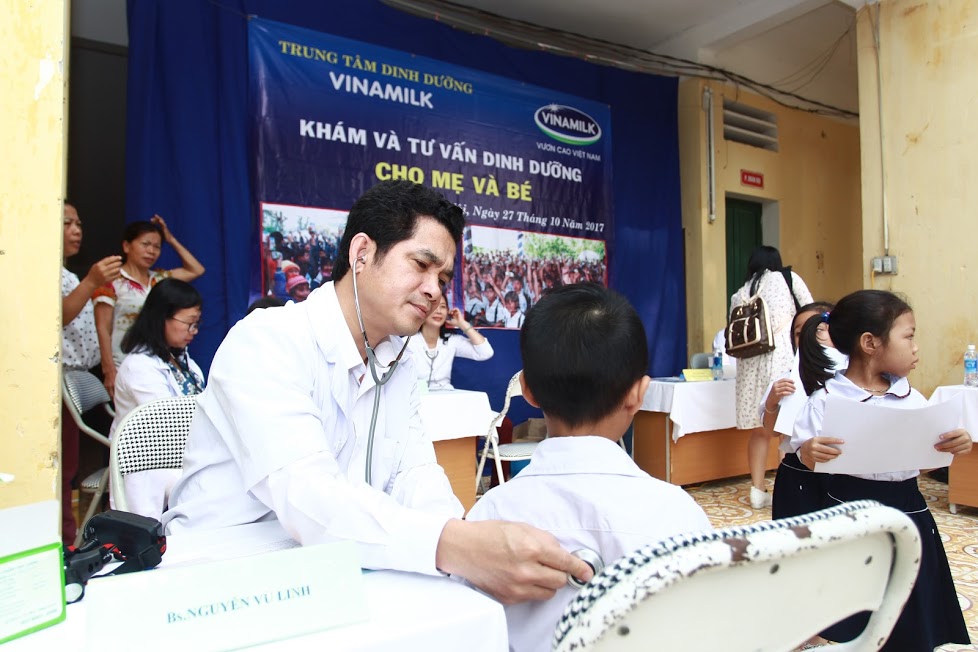 Bác sĩ từ Trung tâm tư vấn dinh dưỡng tới khám và tư vấn cho các em học sinh và thầy cô giáo trường Tiểu học Nam Phương Tiến A