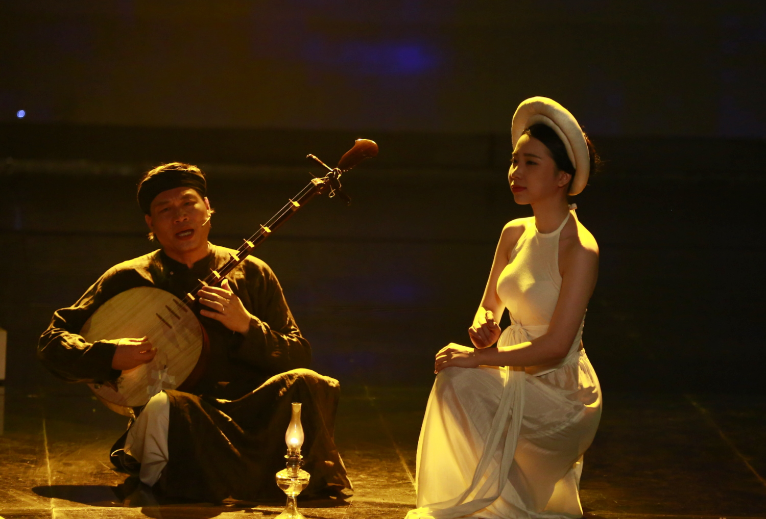Chương 1 Thời hoàng kim bắt đầu với những chiếc áo trắng tinh khôi, nguyên sơ đặc trưng của 3 miền đất nước, đó là áo tứ thân của miền Bắc, áo dài miền Trung và chiếc áo bà ba miền Nam.