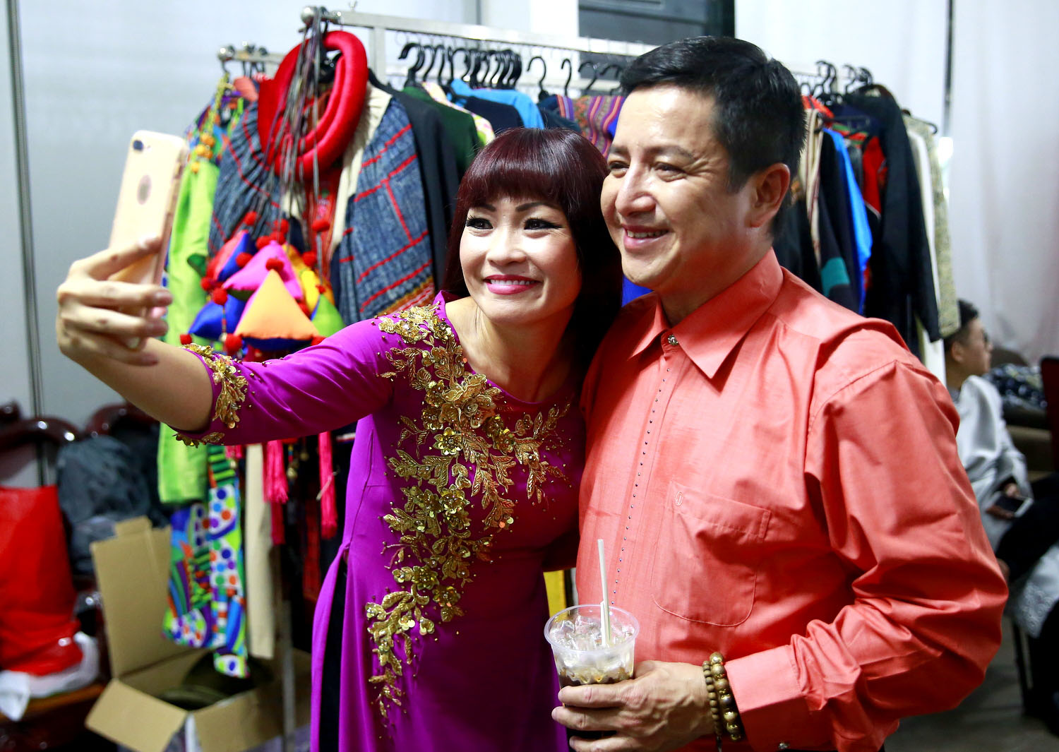 Hai giám khảo cùng selfie trong hậu trường.